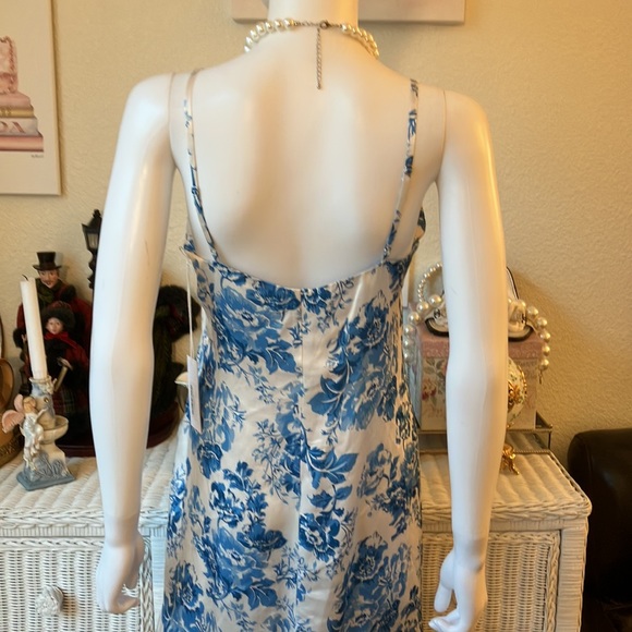 Reformation Sofia Floral 100% silk dress in Olympia print blue color Size 2 - Picture 8 of 12